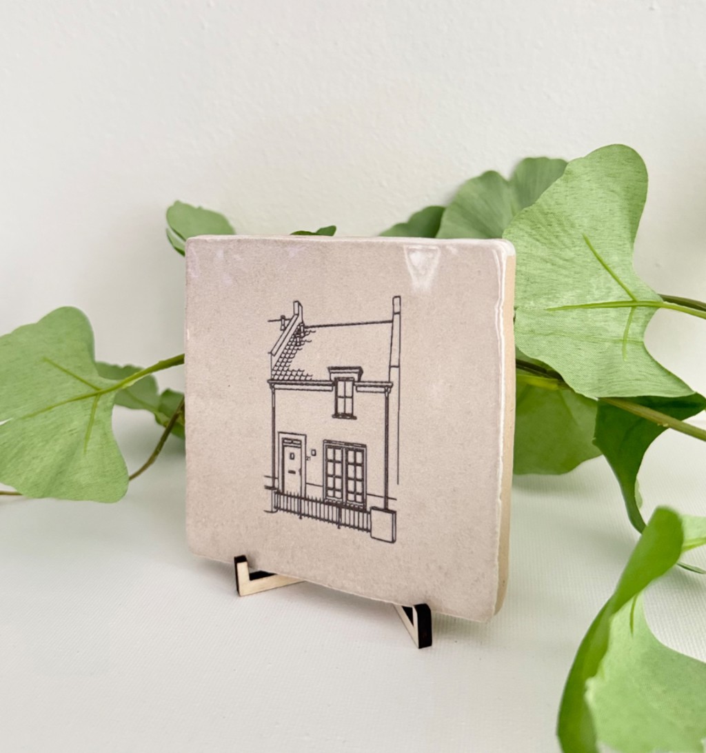 Tegel met huis op houten steuntje