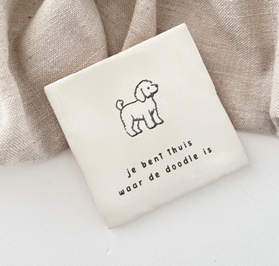 Tegeltje met doodle hondje