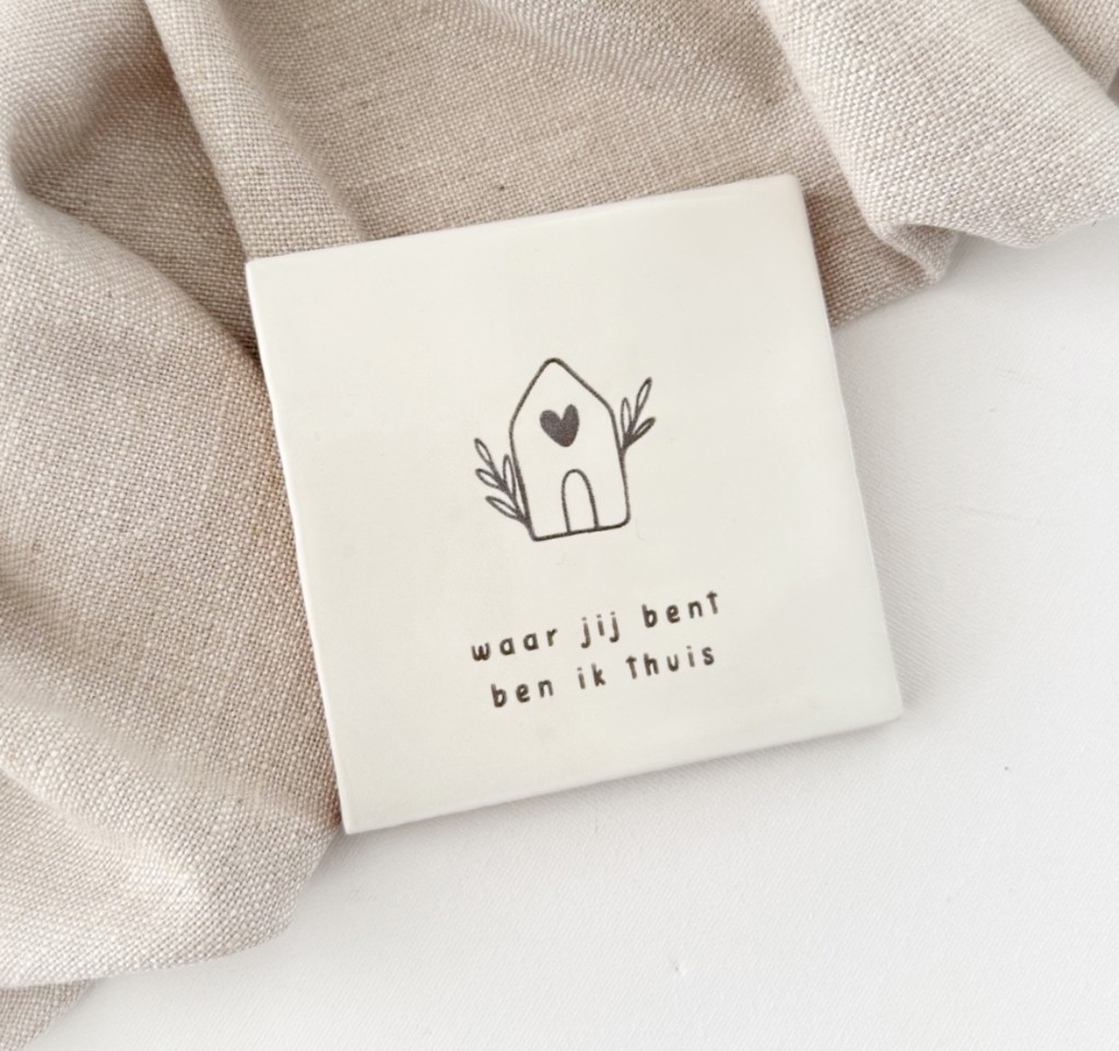 Tegeltjje thuis met linnen achtergrond