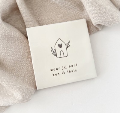 Tegeltjje thuis met linnen achtergrond