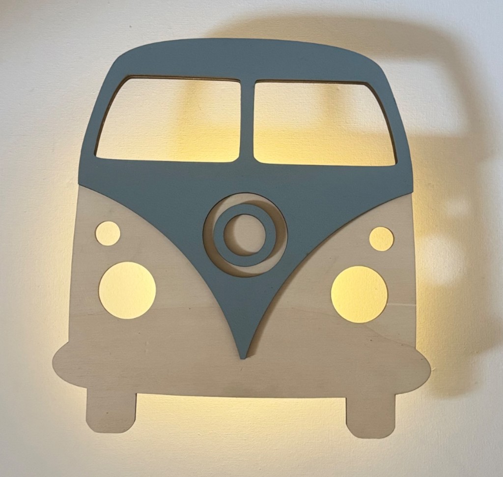 Figuurlamp van een retro bus look-a-like volkswagen busje met lamp aan