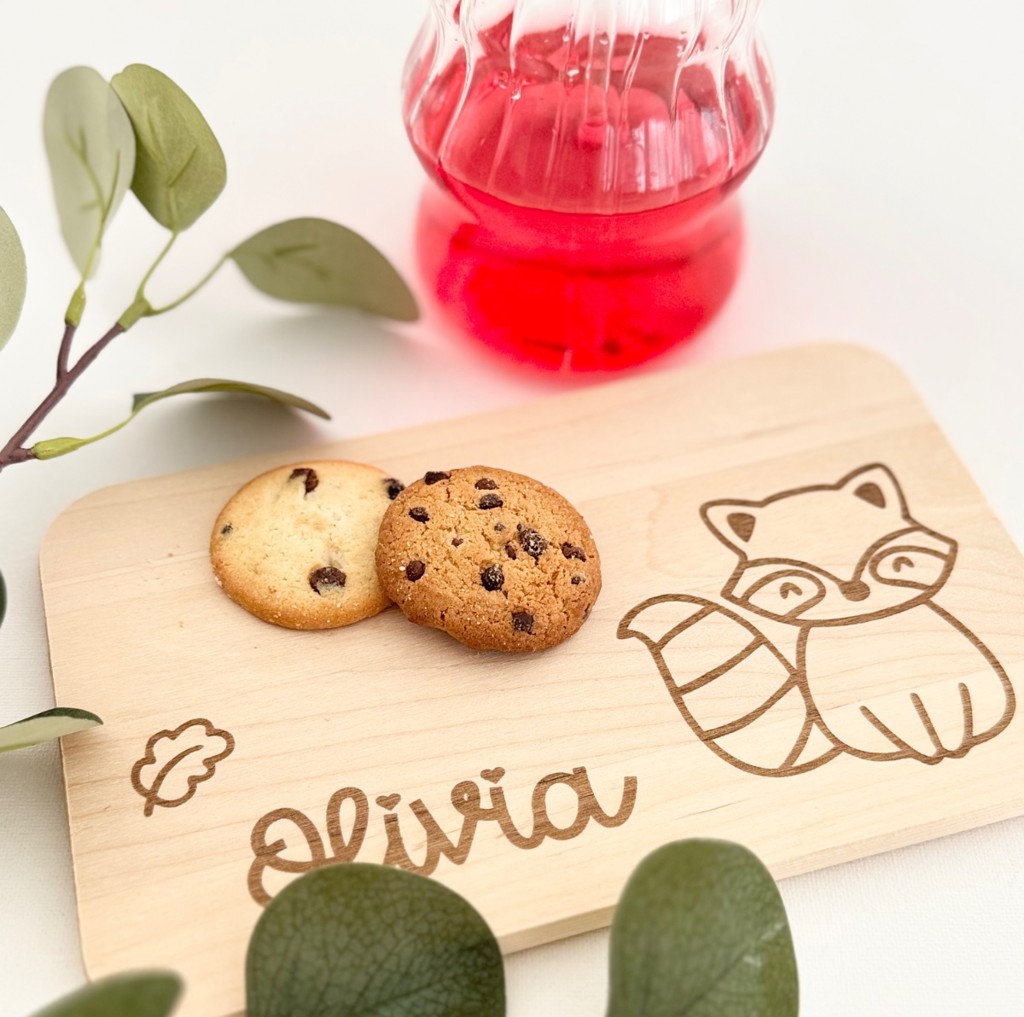 Broodplankje met glaasje ranja en koekjes