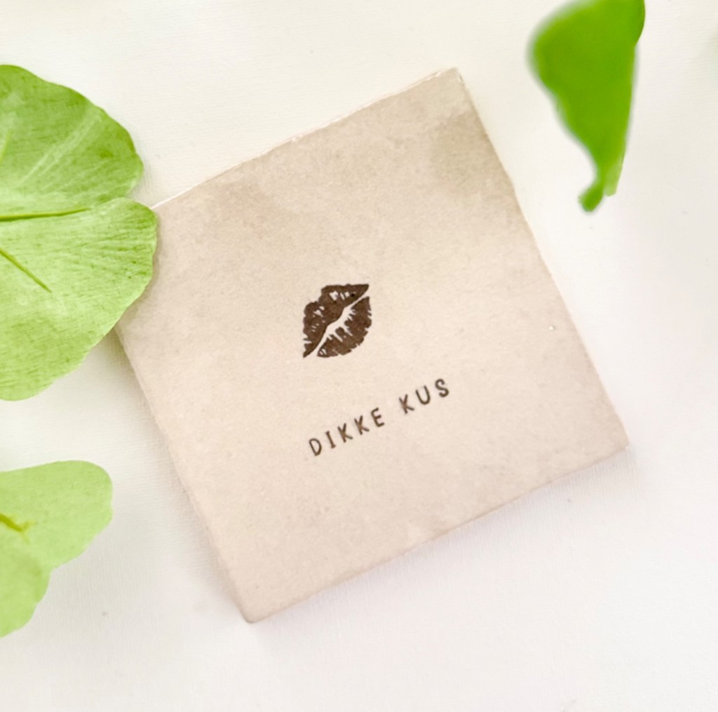 Tegeltje dikke kus zandklaur