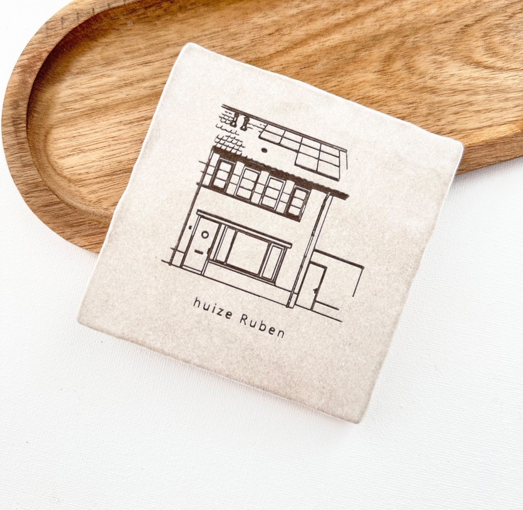 Een huis gegraveerd op tegeltje